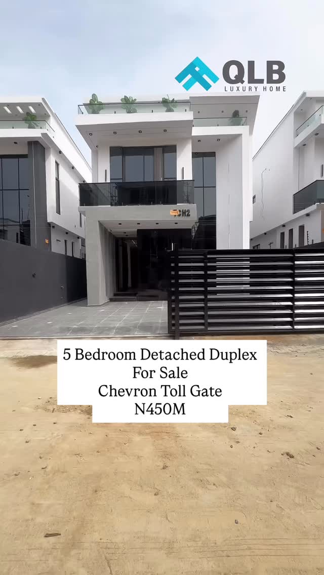 SPACIOUS 5 BEDROOM FULLY DETACHED DUPLEX WITH POOL