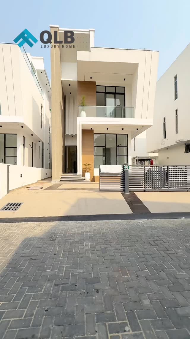 SPACIOUS 5-BEDROOM FULLY DETACHED DUPLEX