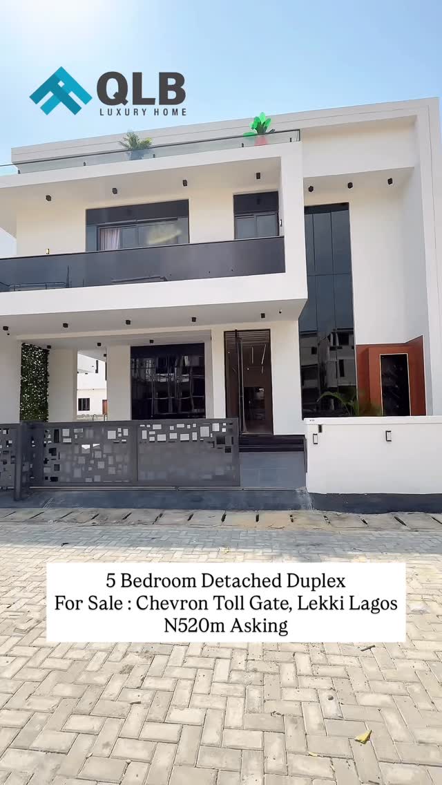 SPACIOUS 5 BEDROOM FULLY DETACHED DUPLEX WITH POOL